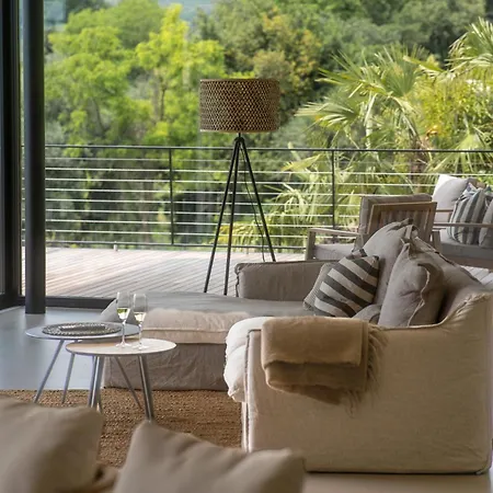 Mysummer Lakeside Villa