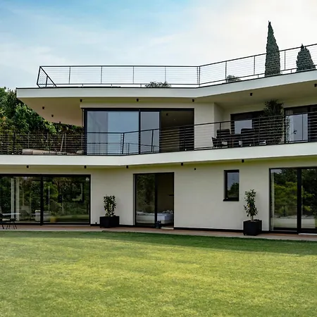 Mysummer Lakeside Villa