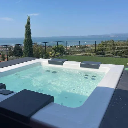 My Summer Lakeside With Pool And Hot Tub فيلة